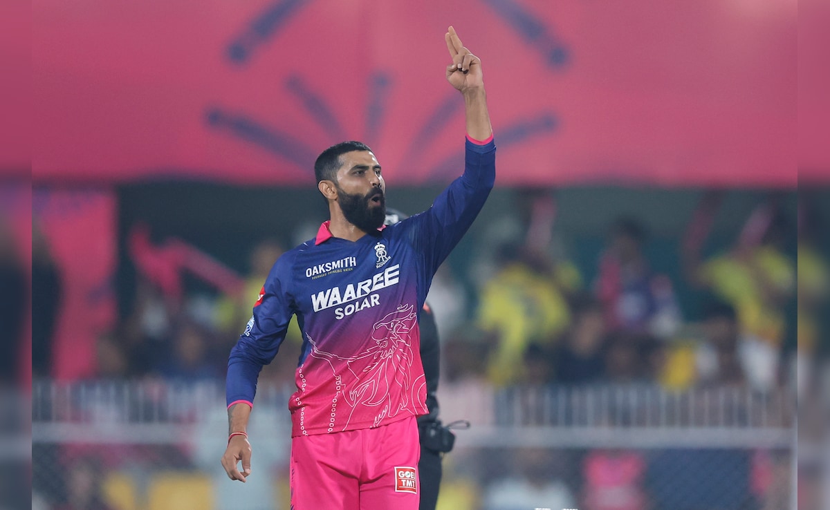 IPL 2026: मुझ पर गुलाबी जर्सी अच्छी लगती है, एक ही ओवर में 2 झटके देने के बाद रवींद्र जडेजा के बयान ने लूटी महफिल