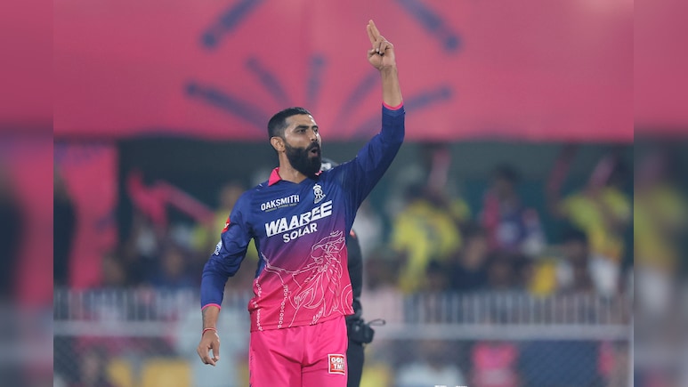 IPL 2026: 'मुझ पर गुलाबी जर्सी अच्छी लगती है', एक ही ओवर में 2 झटके देने के बाद रवींद्र जडेजा के&nbsp;बयान ने लूटी महफिल