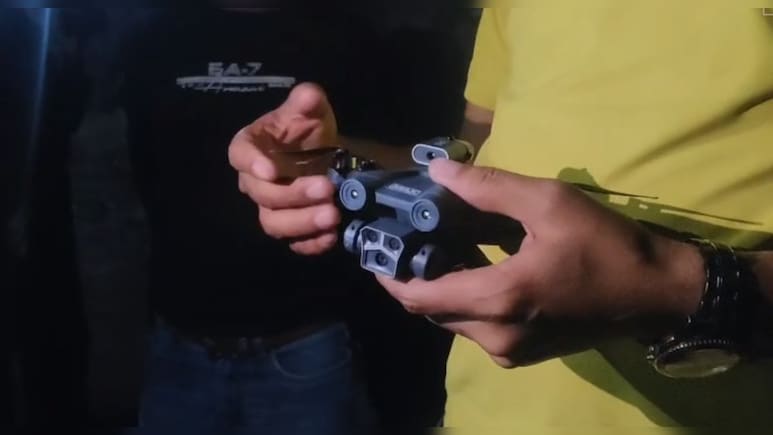 चूरू में आसमान से घर में ग&zwj;िरा ड्रोन, सहम गईं घर की मह&zwj;िलाएं; पुल&zwj;िस ने ड्रोन को कब्&zwj;जे में ल&zwj;िया &nbsp;