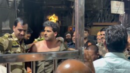 VIDEO: त्र्यंबकेश्वर मंदिरात भाविकाला मारहाण.. कपडे फाडले, लाथा घातल्या; सुरक्षा रक्षकाचा प्रताप