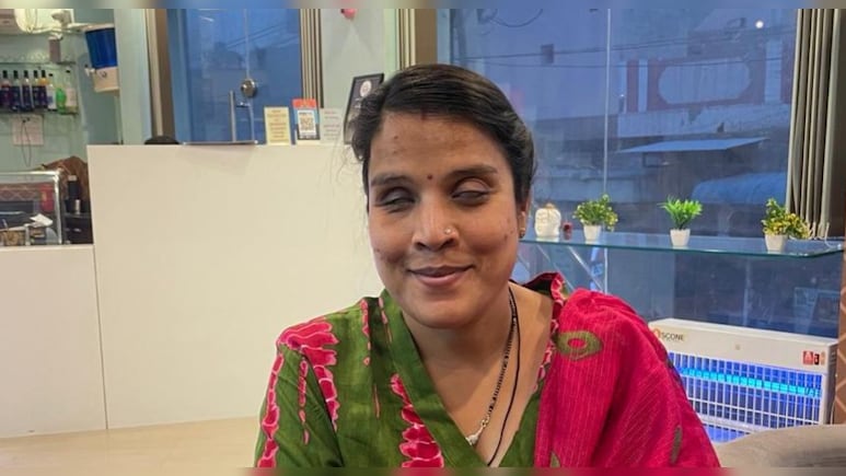 खुद का जीवन अंधेरे में लेकिन दूसरों के जीवन में कर रही हैं प्रकाश, बच्&zwj;चियों को स&zwj;िखाती हैं फर्राटेदार अंग्रेजी बोलना&nbsp;