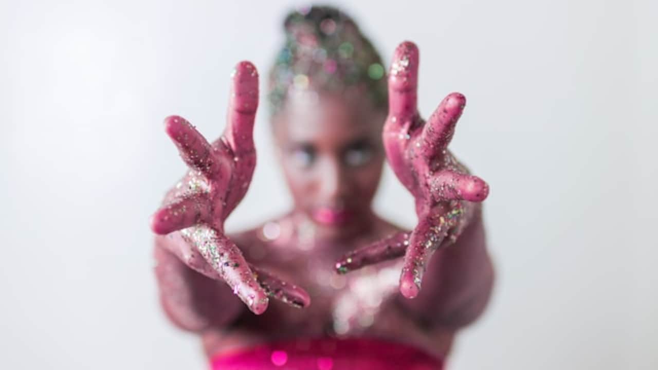 Not blending the shimmer can lead to uneven patches and creases Not blending the shimmer can lead to uneven patches and creases