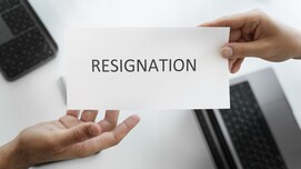 क्या आपकी कंपनी कभी भी मांग सकती है आपका रिजाइन? जान लीजिए नौकरी के ये नियम