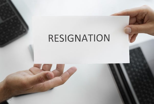 क्या आपकी कंपनी कभी भी मांग सकती है आपका रिजाइन? जान लीजिए नौकरी के ये नियम