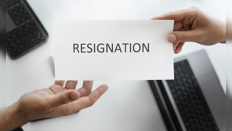क्या आपकी कंपनी कभी भी मांग सकती है आपका रिजाइन? जान लीजिए नौकरी के ये नियम