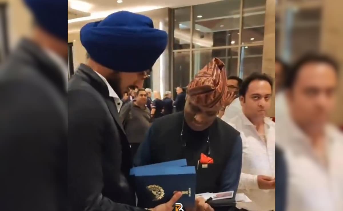 इसको खाना-वाना खिलाओ... फैंस को ऑटोग्राफ देते हुए अर्शदीप सिंह ने दिया मजेदार जवाब, वीडियो हुआ वायरल