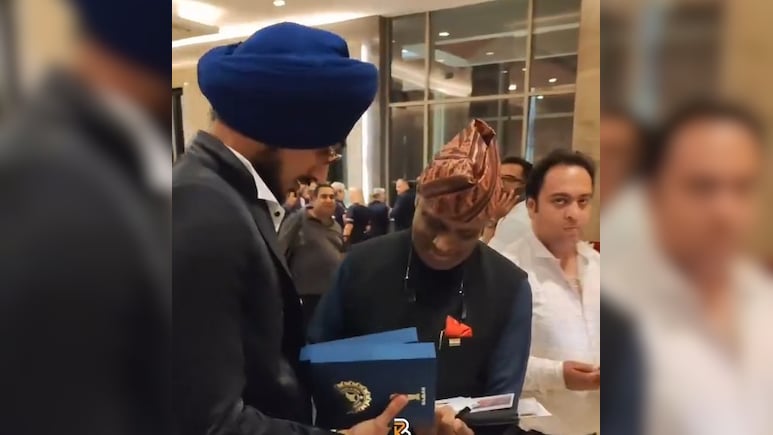 'इसको खाना-वाना खिलाओ...' फैंस को ऑटोग्राफ देते हुए अर्शदीप सिंह ने दिया मजेदार जवाब, वीडियो हुआ वायरल