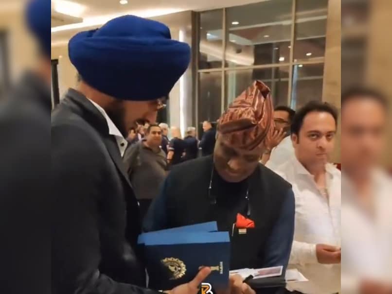 "Ise Khaana Khilao": Arshdeep Singh's Witty Moment With Fan Wins Internet. Watch