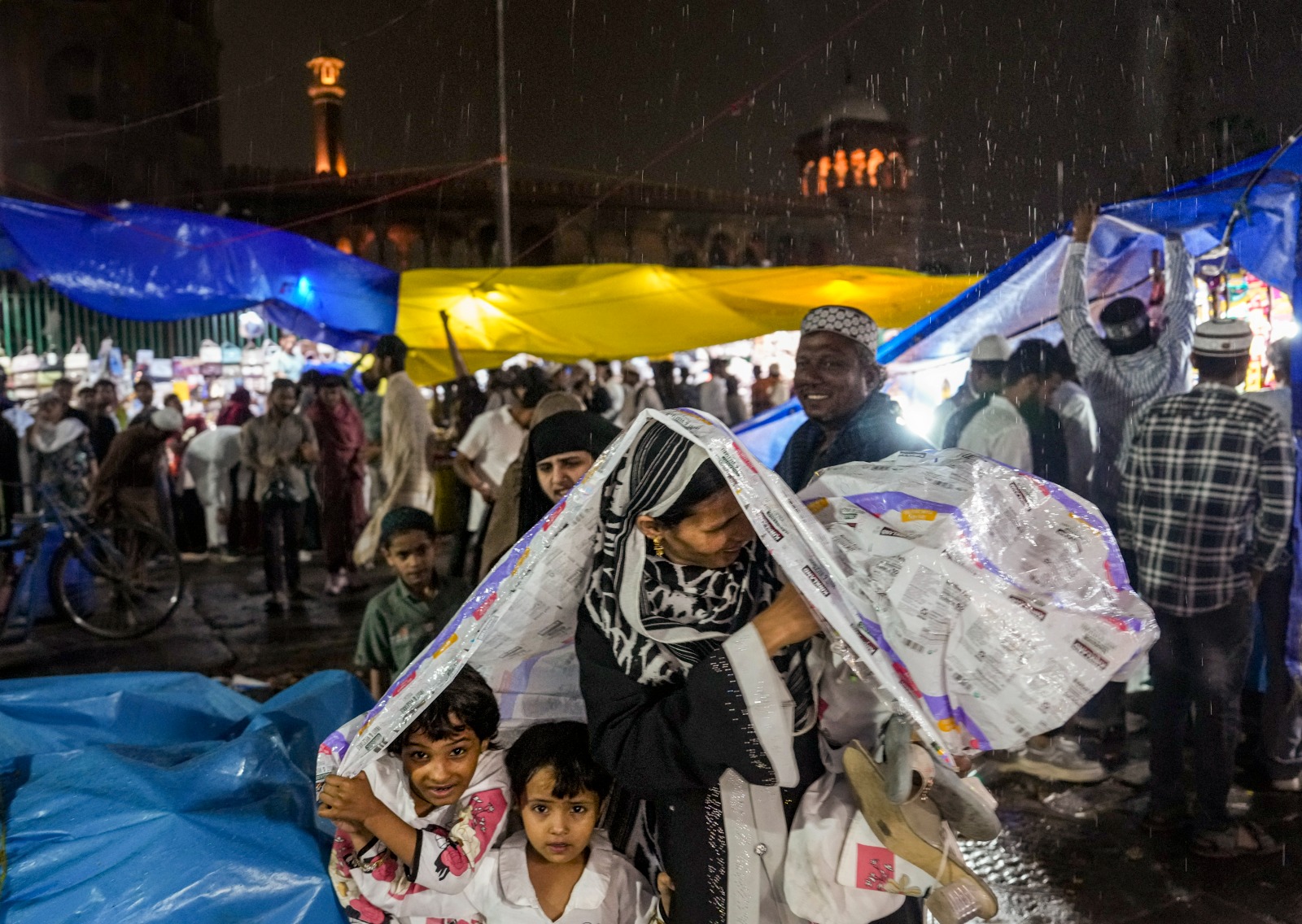 काले बादल छाए, दिल्ली NCR में आज भी बारिश, यूपी-बिहार से राजस्थान तक मौसम का हाल