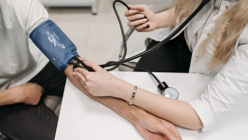 गुजरात के भावनगर में स्कूल का खाना खाकर 100 से ज्यादा छात्रों की बिगड़ी तबीयत, अस्पताल में कराया गया भर्ती