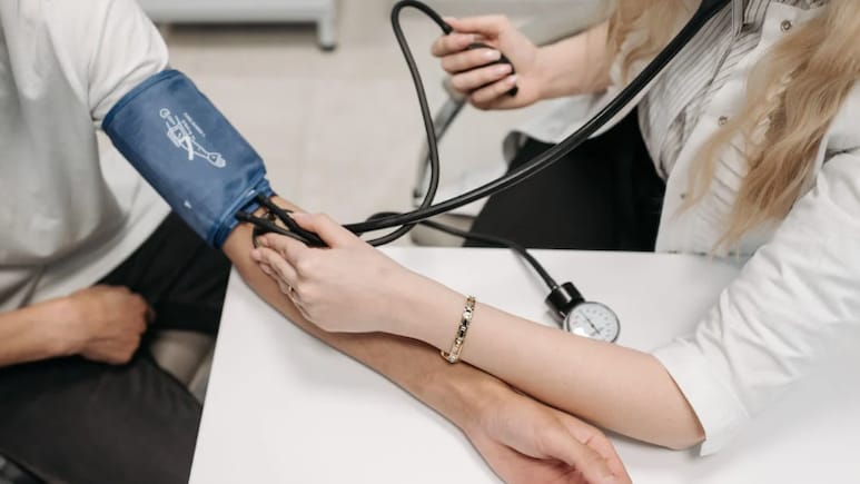 गुजरात के भावनगर में स्कूल का खाना खाकर 100 से ज्यादा छात्रों की बिगड़ी तबीयत, अस्पताल में कराया गया भर्ती