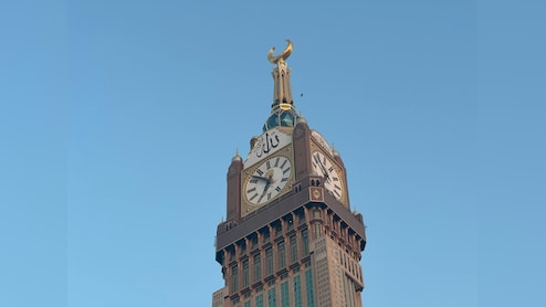 क्लॉक टॉवर के &lsquo;चांद&rsquo; से कैसा दिखता है मक्का? वायरल Video में दिखा हैरान कर देने वाला नजारा