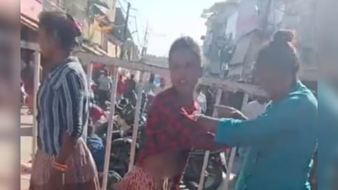 महाकाल मंदिर के बाहर युवती को पिता ने मारा चाकू, मां का आरोप- बेटी को बेचना चाहता है आरोपी