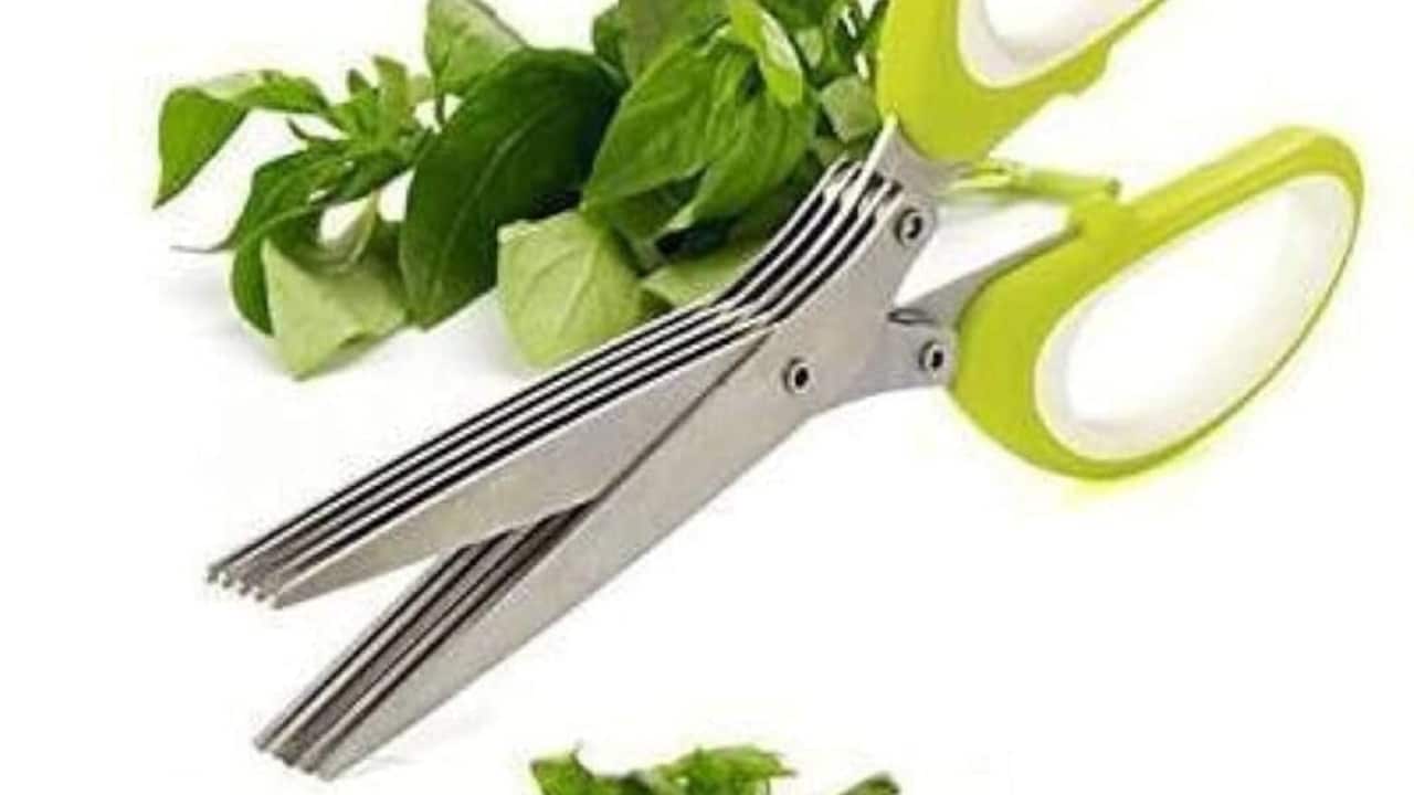 How does herb scissors simplify garnishing and meal prep