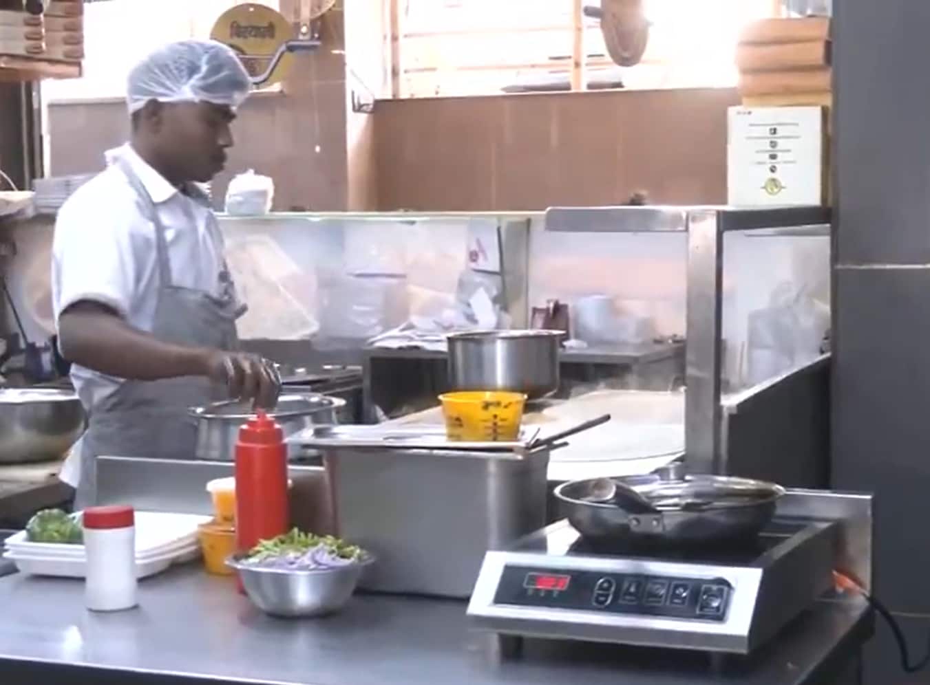 LPG Crisis: गैस संकट के बीच इंडक्शन कुकिंग पर शिफ्ट