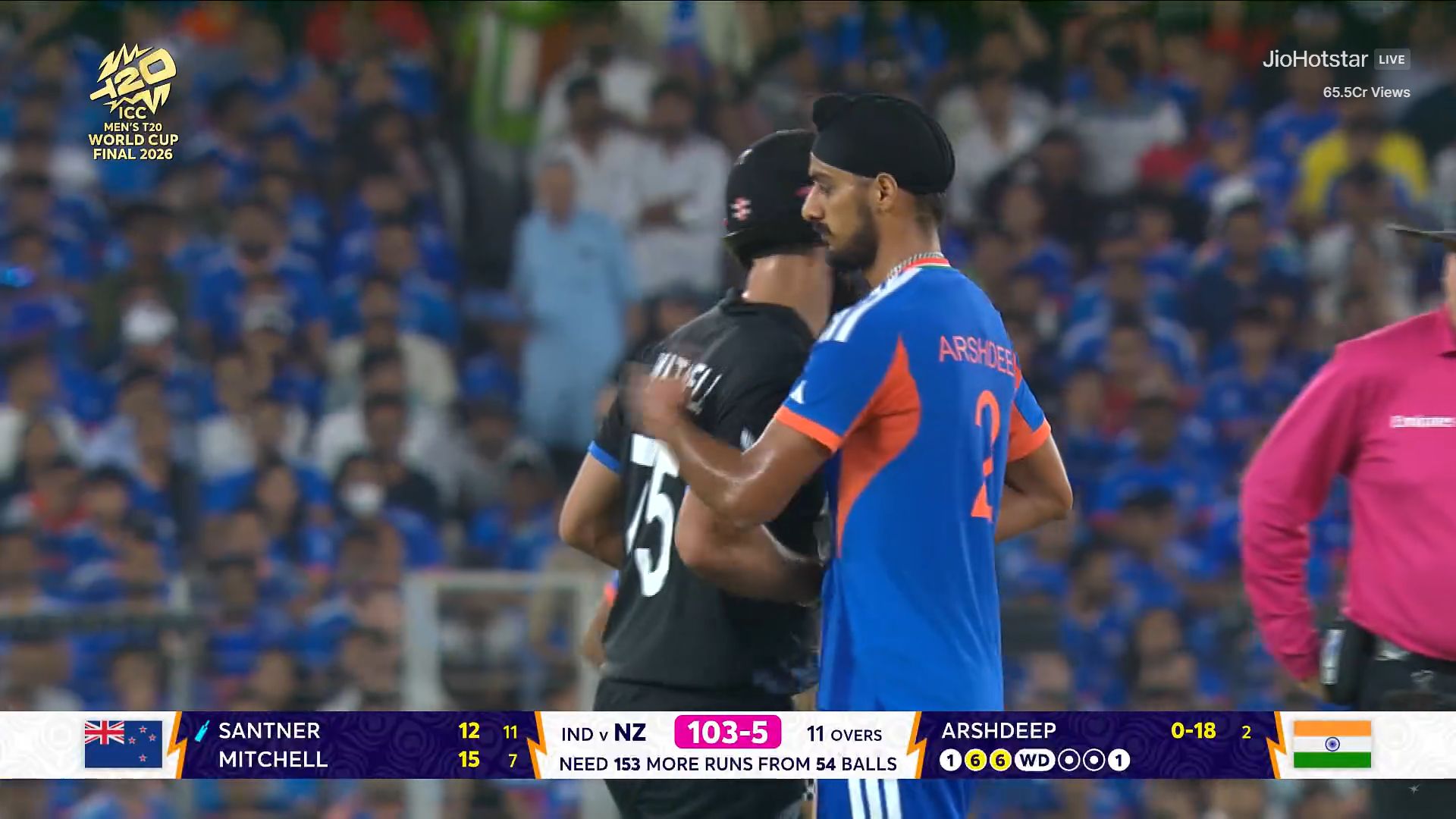 कप्तान और अंपायर के समझाने के बाद दोनों खिलाड़ियों ने एक-दूसरे को गले लगाया.