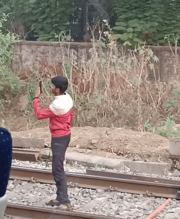 फेमस होने का ऐसा चस्का! कैमरे पर खुद का वीडियो रिकॉर्ड कर वंदे भारत एक्सप्रेस पर फेंके पत्थर