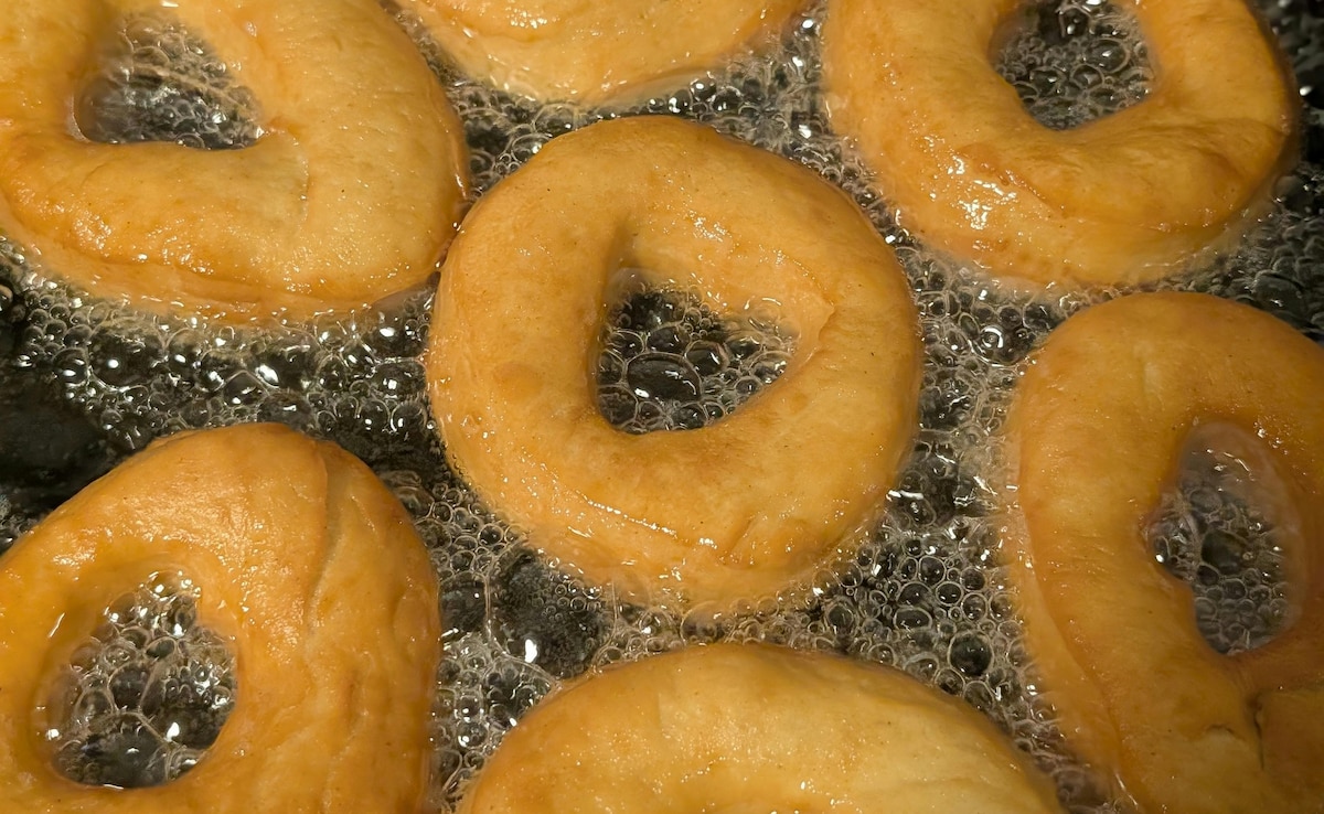 Reusing Cooking Oil: बचे हुए खाने के तेल को कैसे साफ करें और दोबारा इस्तेमाल करें?