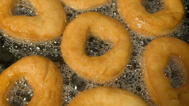 Reusing Cooking Oil: बचे हुए खाने के तेल को कैसे साफ करें और दोबारा इस्तेमाल करें?