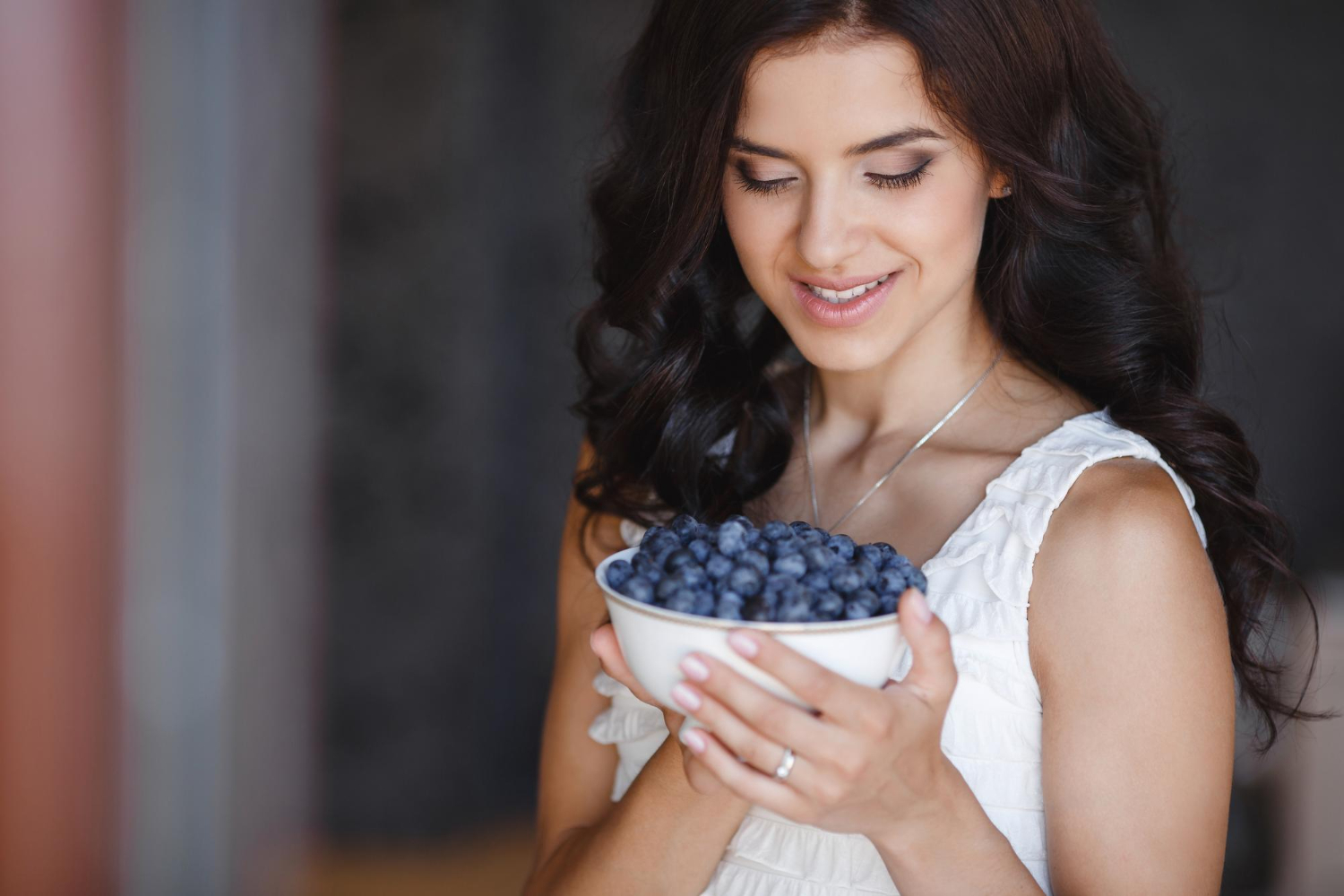 Eating Berries, Apples And Citrus Fruits May Boost Women's Mood