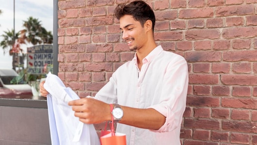 स्&zwj;टाइलिश होना अब नहीं है मुश्किल, ₹2,000 के अंदर मिल रहे हैं शर्ट, टी-शर्ट, जींस, मौका हाथ से जाने न दें