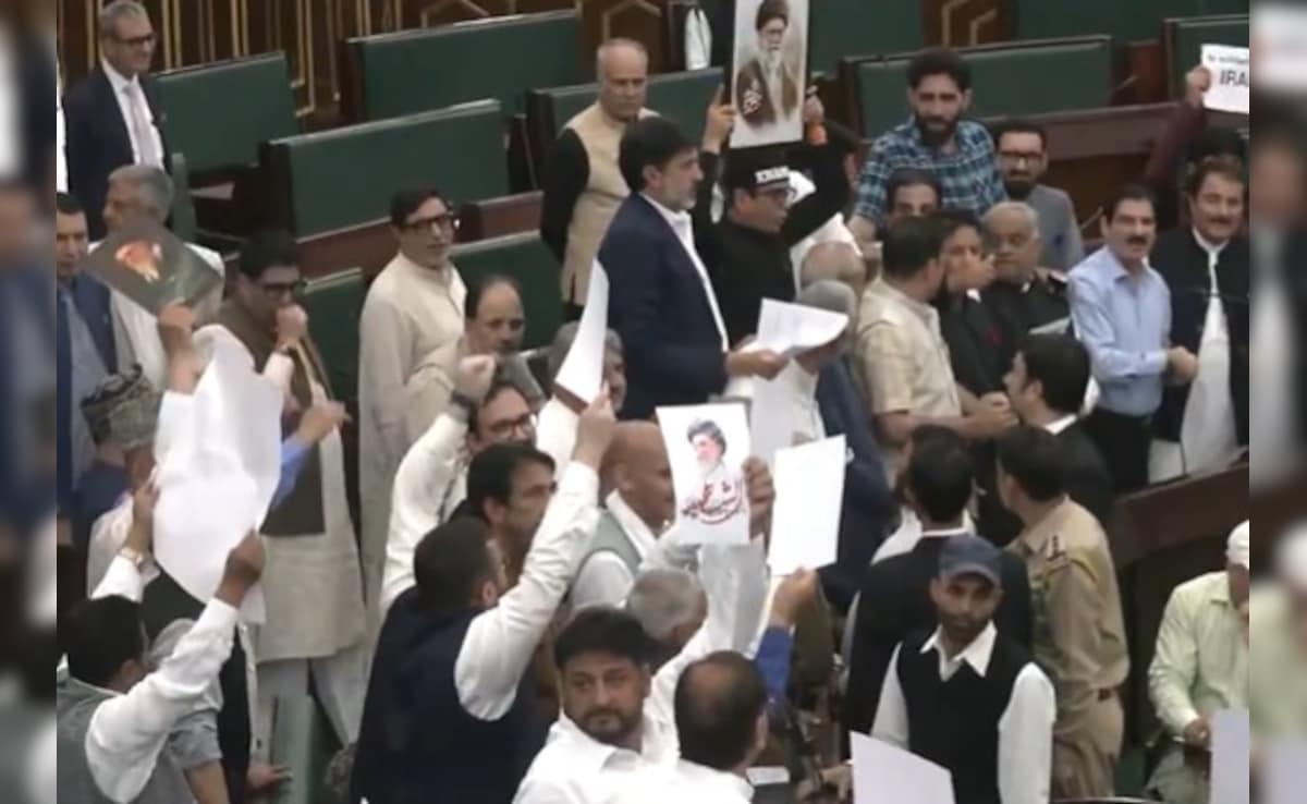 हाथ में खामेनेई की तस्वीर, ईरान में हमले का विरोध, जम्मू-कश्मीर विधानसभा में NC के विधायकों का प्रदर्शन