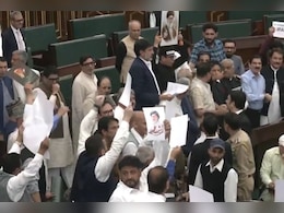 हाथ में खामेनेई की तस्वीर, ईरान में हमले का विरोध, जम्मू-कश्मीर विधानसभा में NC के विधायकों का प्रदर्शन