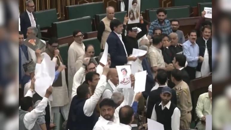 हाथ में खामेनेई की तस्वीर, ईरान में हमले का विरोध, जम्मू-कश्मीर विधानसभा में NC के विधायकों का प्रदर्शन