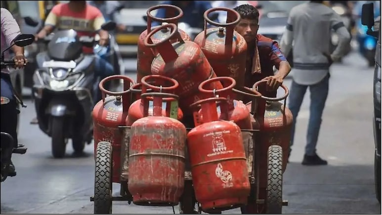 LPG Cylinder Price 2026: भारत में 911 रुपये का एक LPG सिलेंडर, पाकिस्तान, नेपाल, बांग्लादेश में क्या है कीमत?