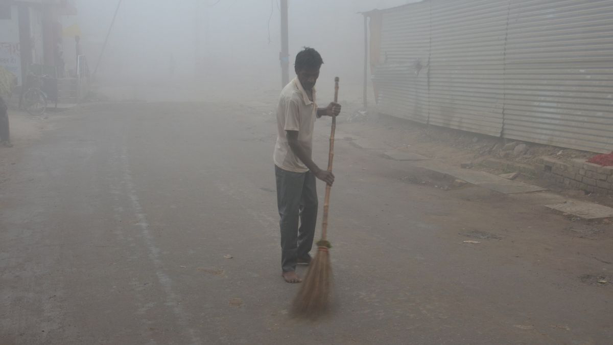 अचानक मौसम को ये हुआ क्या? मार्च की तपाती गर्मी के बीच घने कोहरे की चादर में कैसे लिपटा दिल्ली‑NCR