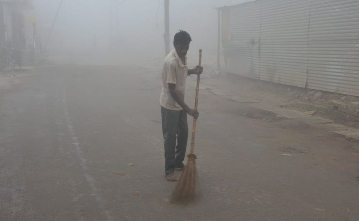 अचानक मौसम को ये हुआ क्या? मार्च की तपाती गर्मी के बीच घने कोहरे की चादर में कैसे लिपटा दिल्ली‑NCR