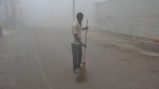 अचानक मौसम को ये हुआ क्या? मार्च की तपाती गर्मी के बीच घने कोहरे की चादर में कैसे लिपटा दिल्ली‑NCR