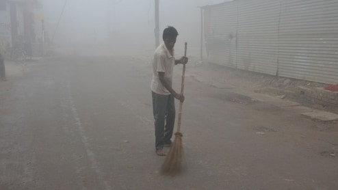 अचानक मौसम को ये हुआ क्या? मार्च की तपाती गर्मी के बीच घने कोहरे की चादर में कैसे लिपटा दिल्ली‑NCR