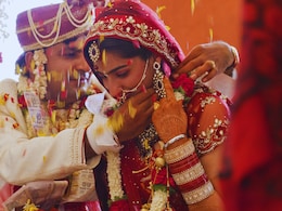 Trending News: 42 वर्षांचे गुरुजी, 22 वर्षीय विद्यार्थिनीशी दुसरे लग्न; फोटो VIRAL, नेटकऱ्यांमध्ये रंगली चर्चा