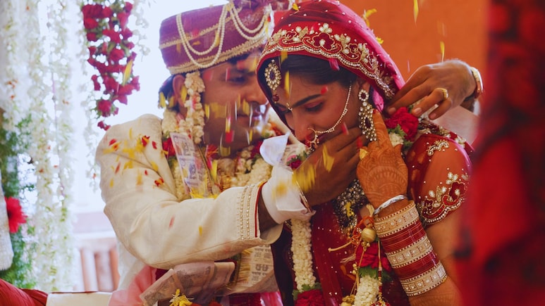 Trending News: 42 वर्षांचे गुरुजी, 22 वर्षीय विद्यार्थिनीशी दुसरे लग्न; फोटो VIRAL, नेटकऱ्यांमध्ये रंगली चर्चा