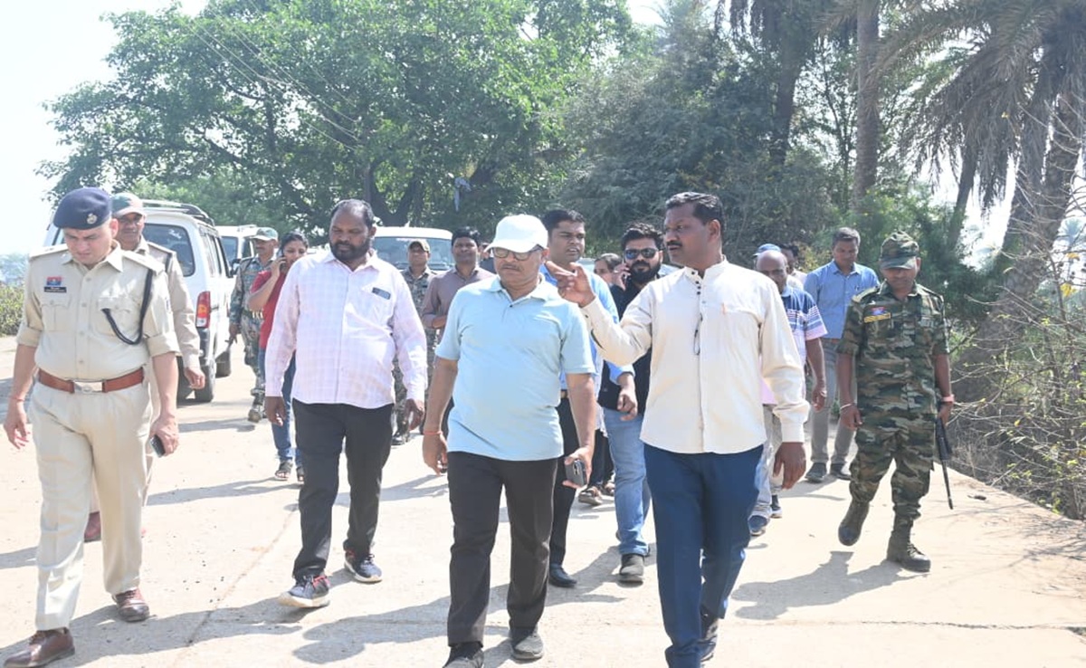 Collector Visit: एक्शन मोड में गरियाबंद कलेक्टर; कड़ी धूप में 4 घंटे पैदल चलकर देखी अव्यवस्थाएं, अब कार्रवाई