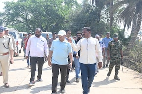 Collector Visit: एक्शन मोड में गरियाबंद कलेक्टर; कड़ी धूप में 4 घंटे पैदल चलकर देखी अव्यवस्थाएं, अब कार्रवाई