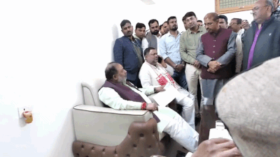 ज्यादा नेतागिरी कर रहे हो, बाहर जाओ... किस बात भड़क गए योगी के मंत्री? भरी मीटिंग में सुना डाला