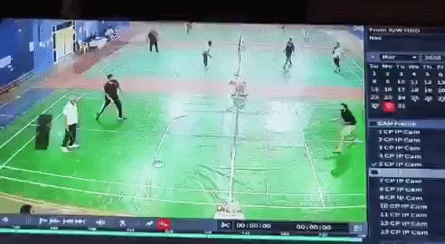 बैडमिंटन खेलते-खेलते गिरे और निकल गई जान, महोबा से सामने आया डराने वाला VIDEO