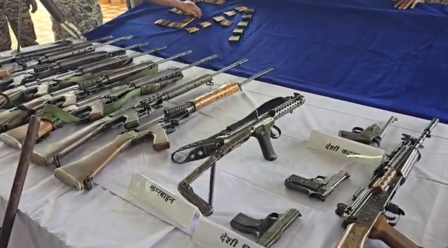 दंतेवाड़ा में नक्सलियों के हथियारों की प्रदर्शनी. दंतेवाड़ा में नक्सलियों के हथियारों की प्रदर्शनी.