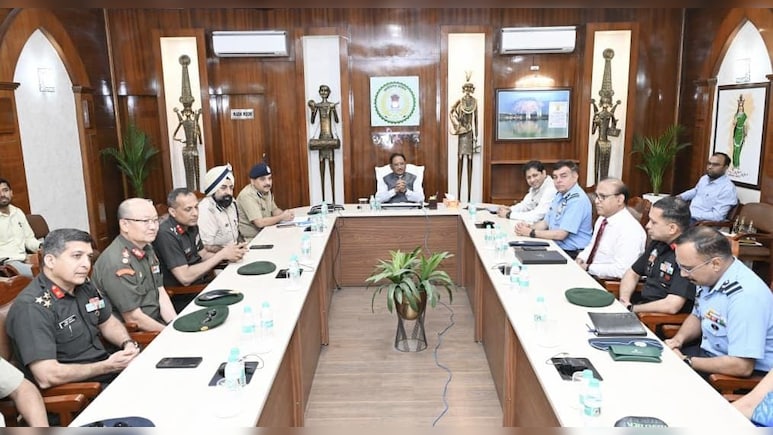 नेशनल डिफेंस कॉलेज के ट्रेनी सैन्य और गैर सैन्य अधिकारियों की CM साय से मुलाकात, बोले- सबसे बड़ी वाधा नक्सलवाद को किया दूर