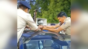 VIDEO: जब मजिस्ट्रेट ने हटवाई MLA प्रतिनिधि की गाड़ी का हूटर और काली फिल्म, फिर क्या हुआ...