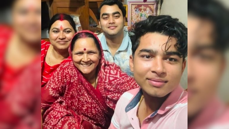 वैभव सूर्यवंशी IPL 2026 में गर्दा मचाने से पहले 'होम टीम' के साथ मना रहे हैं जश्न, तस्वीरें जीत लेगी दिल