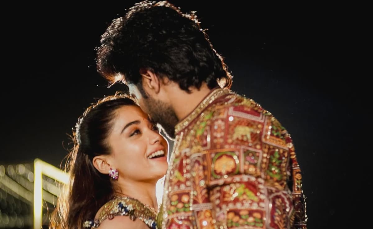 रश्मिका मंदाना और विजय देवरकोंडा की मेंहदी की तस्वीरें हुईं आउट, देखें कैसे सजी थी मेहंदी और कैसा था ये जश्न