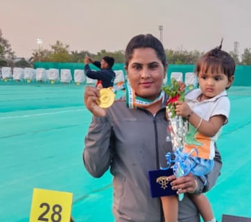 दौसा की बेटी हेड कांस्टेबल प्रियंका ने किया कमाल, भारतीय पुलिस तीरंदाजी चैंपियनशिप में जीता गोल्ड