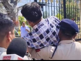 सागर कलेक्ट्रेट में आत्मदाह का प्रयास, मचा हड़कंप, सुरक्षाकर्मियों की सतर्कता से टली बड़ी घटना