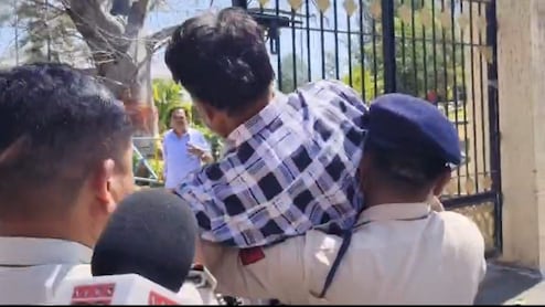 सागर कलेक्ट्रेट में आत्मदाह का प्रयास, मचा हड़कंप, सुरक्षाकर्मियों की सतर्कता से टली बड़ी घटना