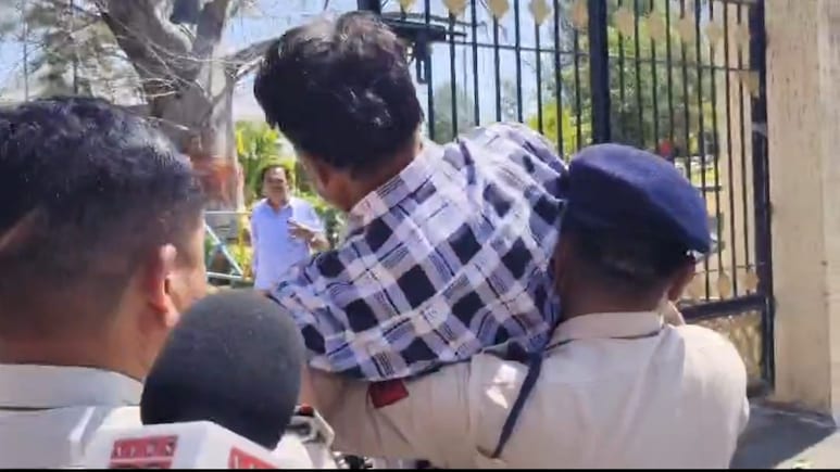 सागर कलेक्ट्रेट में आत्मदाह का प्रयास, मचा हड़कंप, सुरक्षाकर्मियों की सतर्कता से टली बड़ी घटना