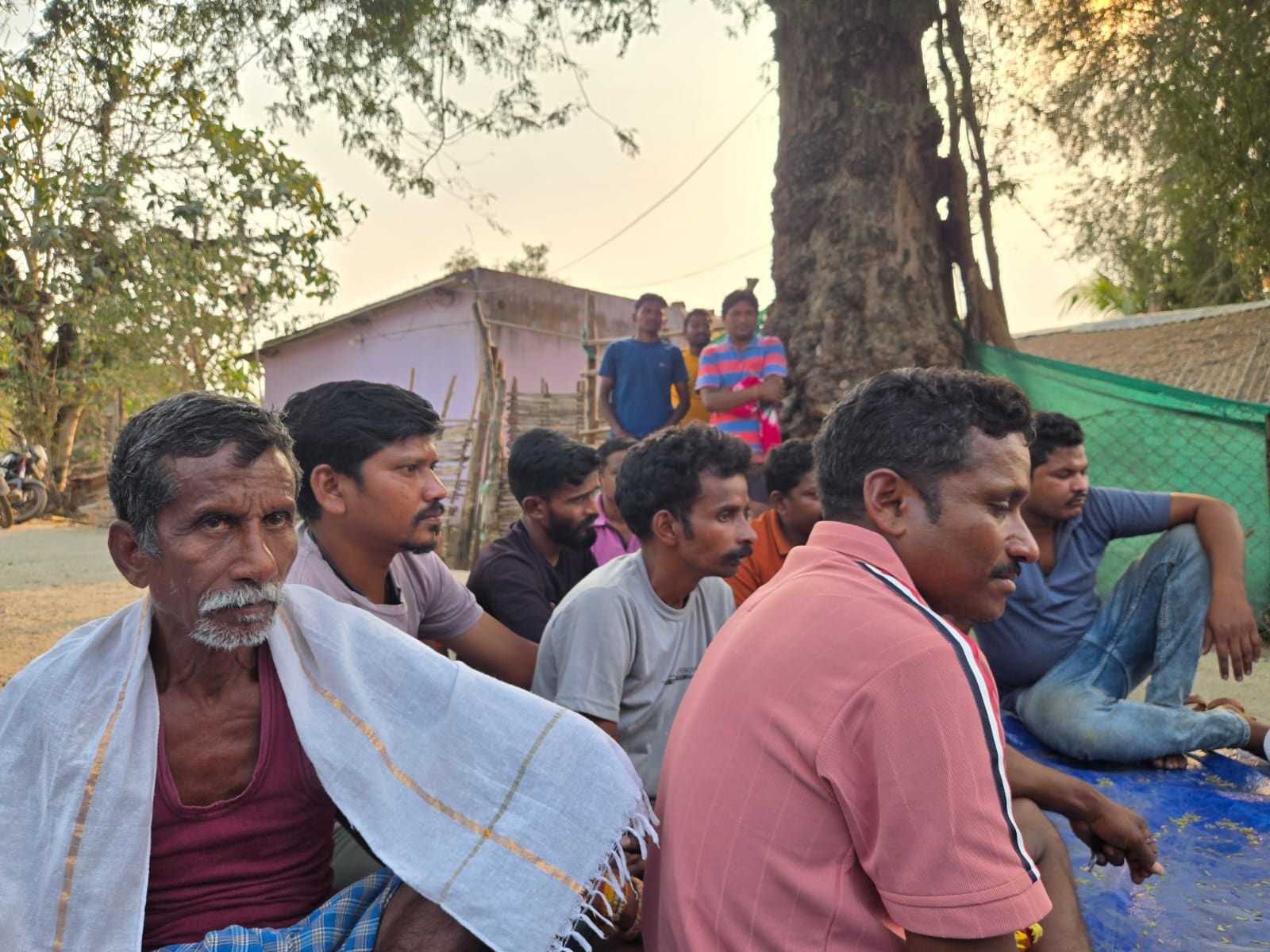 राशन के इंतजार में बैठे लोग.