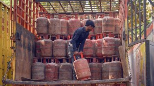 Explainer: देश में LPG सिलेंडर को लेकर क्यों फैली चिंता? ईरान-इजरायल जंग के बीच क्या सच में कमी होने वाली है? आसान भाषा में समझें हर सवाल का जवाब